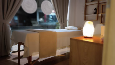massage room with massage table in agigma holistic spa Το Τέλειο Last-Minute Δώρο στο Ρέθυμνο – Agigma Gift Card Agigma Gift Card – premium δώρο μασάζ και ευεξίας στο Ρέθυμνο